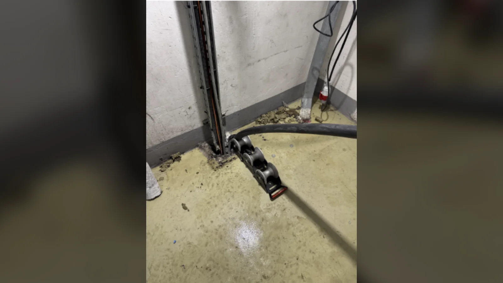 Cable rollers at a change of direction