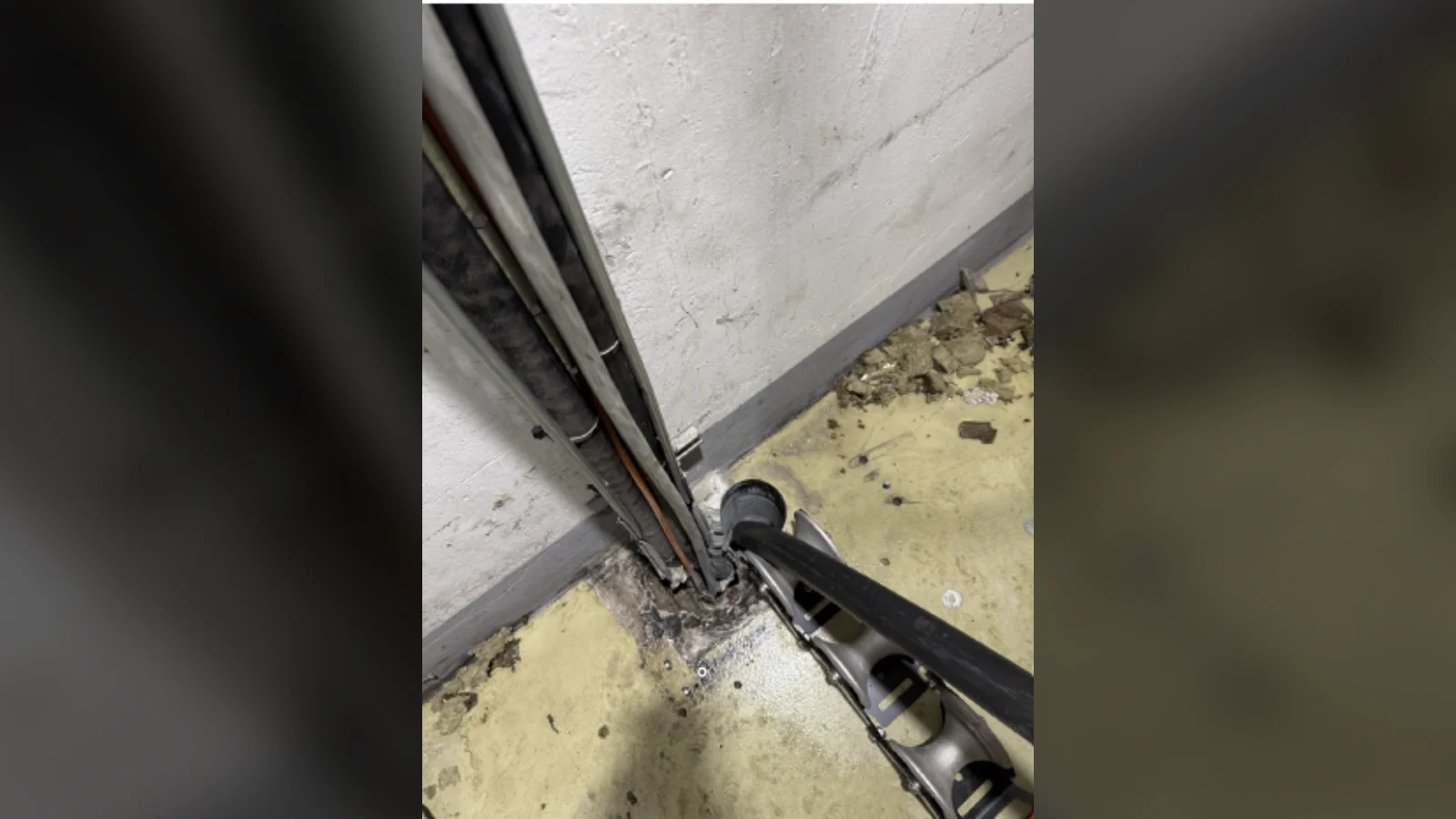 Roller-guided cable pulling ahead of the penetration